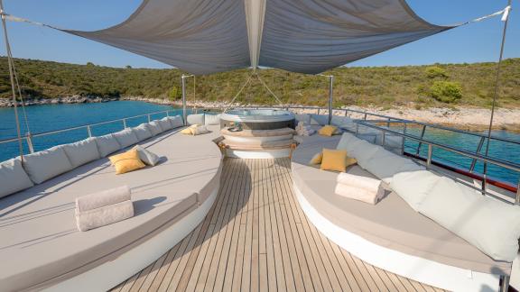 On the sun deck there is a large round whirlpool with additional lounge areas for sunbathing.